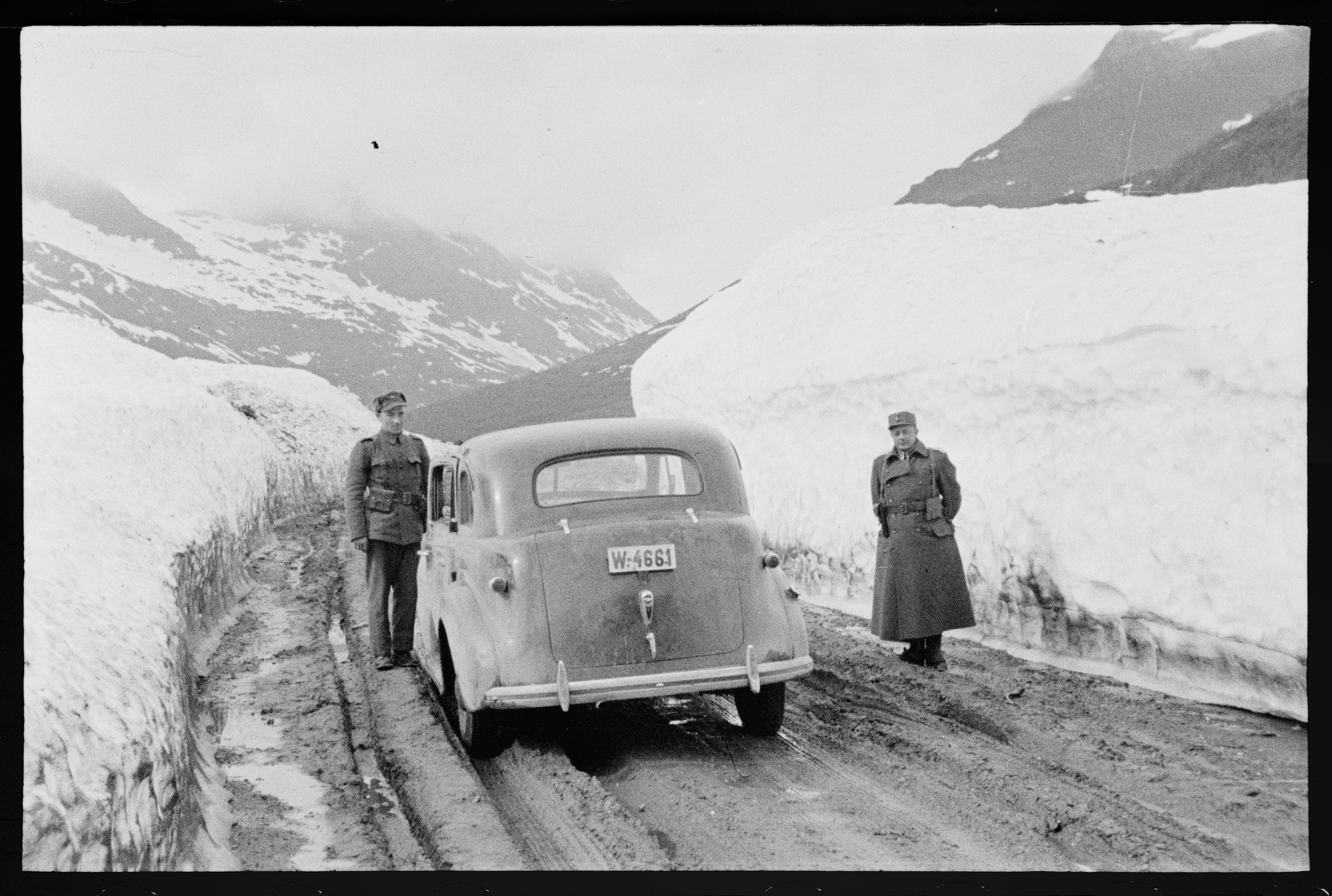 Kongen, kronprinsen og regjeringen på flukt 1940. På veien til Storsteinnes - Tromsø, 6. juni 1940 (original bildetekst). Foto: Nikolai Ramm Østgaard (Arkivverket/Pa-1951).