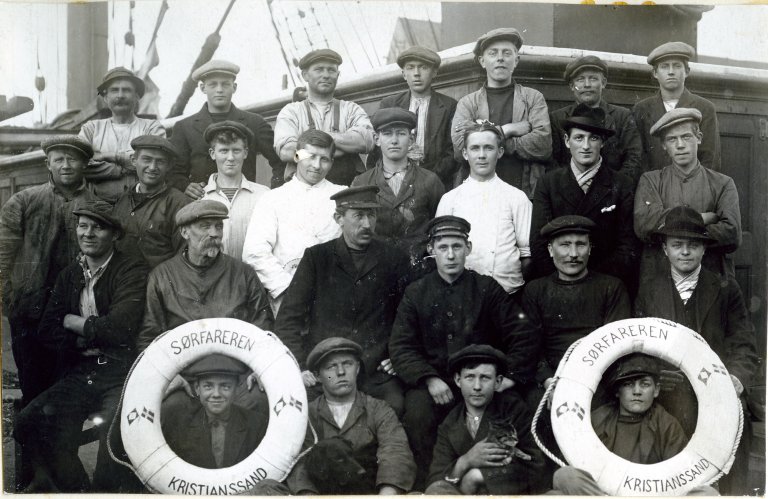 Mannskapsbilde fra fullrigger "Sørfareren" av Kristiansand (Strays rederi). Legg merke til hunden og katten fremst i bildet. Omtrentlig datering:1910-1915 (arkivreferanse: Statsarkivet i Kristiansand/Skipsreder Tønnes Isaksen).