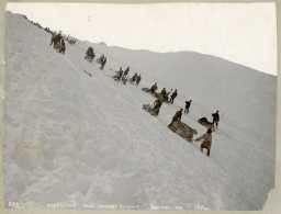 Gullgravarar på veg ned frå toppen av Chilkoot-passet, på veg til Klondike. Foto: Eric A. Hegg 