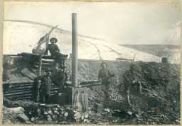 Martin Wølstad i Klondike. Wølstad nummer to frå høgre.  Foto: Asahel Curtis