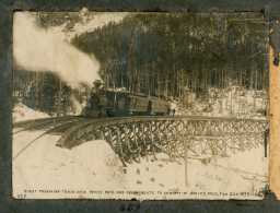 Det første passasjertoget over White Pass- og Yukonruta. Her blir Fast Fork i Skagway-elva kryssa.  Foto: Eric A. Hegg