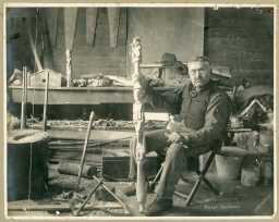 Treskjerar Yucast i atelieret sitt. Han er frå folkegruppa tlingitane, og lagar totempeler.  Foto: Arthur C. Pillsbury