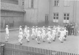 Turnoppvisning i 1907 i skolegården til gamle Vestsiden folkeskole i Kongsberg. Foto: Ukjent.  