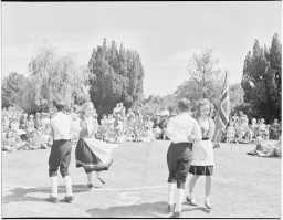 Norske skolebarn var i juli 1943 innbutt til en alliert skoletilstelning i nærheten av London. Ti barn fra den norske leiakaringen deltok som representanter fra Norge. Bildet viser to par fra den norske leikaring under sin oppvisningsdans. (Original bildetekst). Foto: Ukjent.