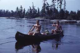 "Conrad Haldor + Canoe" (Original bildetekst). Bildet er tatt under andre verdenskrig og trolig fra Canada. Foto: Conrad Mohr, flyver under andre verdenskrig. 