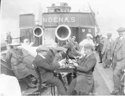 Turister spiller kort på dekket av D/S Andenæs, ca. 1920. Foto: Leonard Marienborg