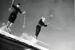 Skihopping utfor hyttetak. Foto: Norsk Telegrambyrå A/S