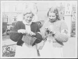 Kvinnene strikker for soldatene (Original bildetekst). Foto: Ukjent, 1940-45. 