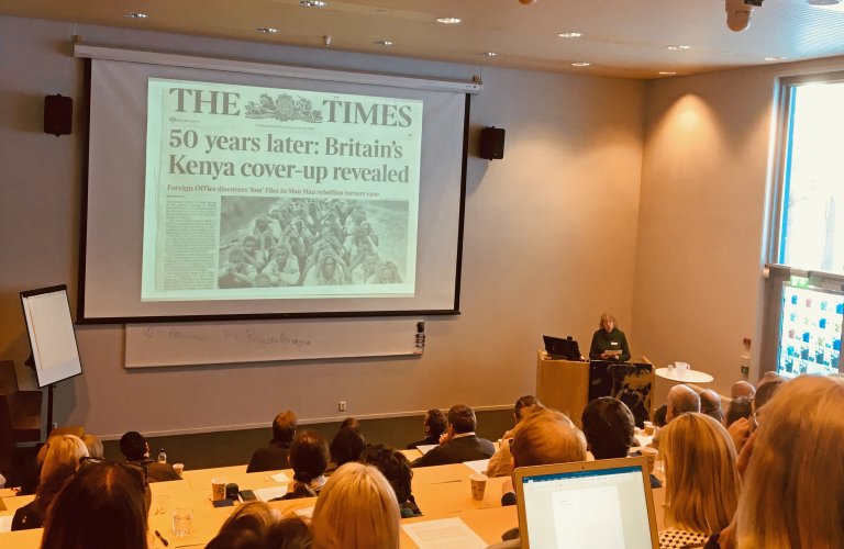 Mandy Banton og forsiden av The Times med overskriften "50 years later: Britain's Kenya cover-up revealed"