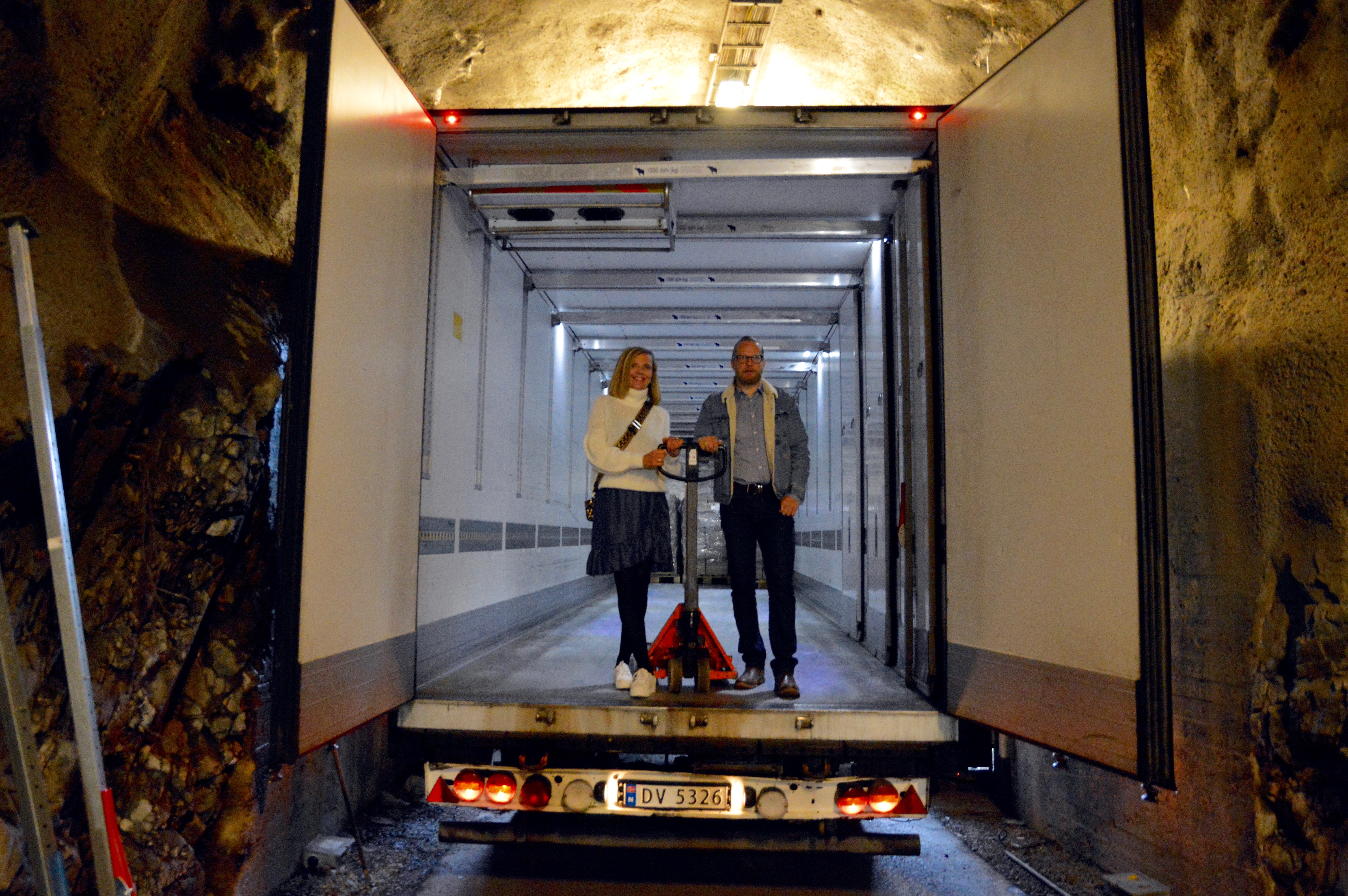 Riksarkivar Inga Bolstad og direktør for Nasjonalbiblioteket Aslak Sira Myhre med første lastebillass arkivmateriale, som nå pakkes for transport til Mo i Rana (foto: Arkivverket).