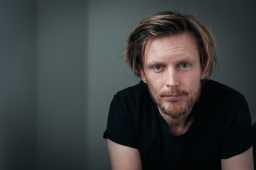 Anders Søgaard, professor i språkteknologi og maskinlæring ved Universitetet i København, vil forklare hvordan kunstig intelligens kan brukes i arkiv og dokumentasjonsforvaltning, samtidig som han belyser de teknologiske mulighetene og etiske utfordringene knyttet til AI.  (Foto: Alexander Banck-Petersen)