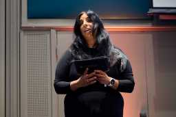 Kultur- og likestillingsminister Lubna Jaffery åpnet konferansen. Foto: Birgit Solhaug/Arkivverket.