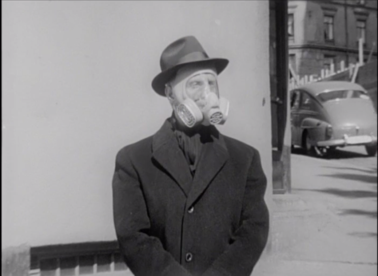 Direktoratet for sivilt beredskap, Film (16 mm), nr. 10: "Folkegassmasken", (ukjent år(skjermdump, Digitalarkivet).