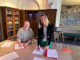Heidi Rafto fra Skeivt arkiv og riksarkivar Inga Bolstad signerer avtalen som gir Skeivt arkiv tilgang til arkivmaterialet