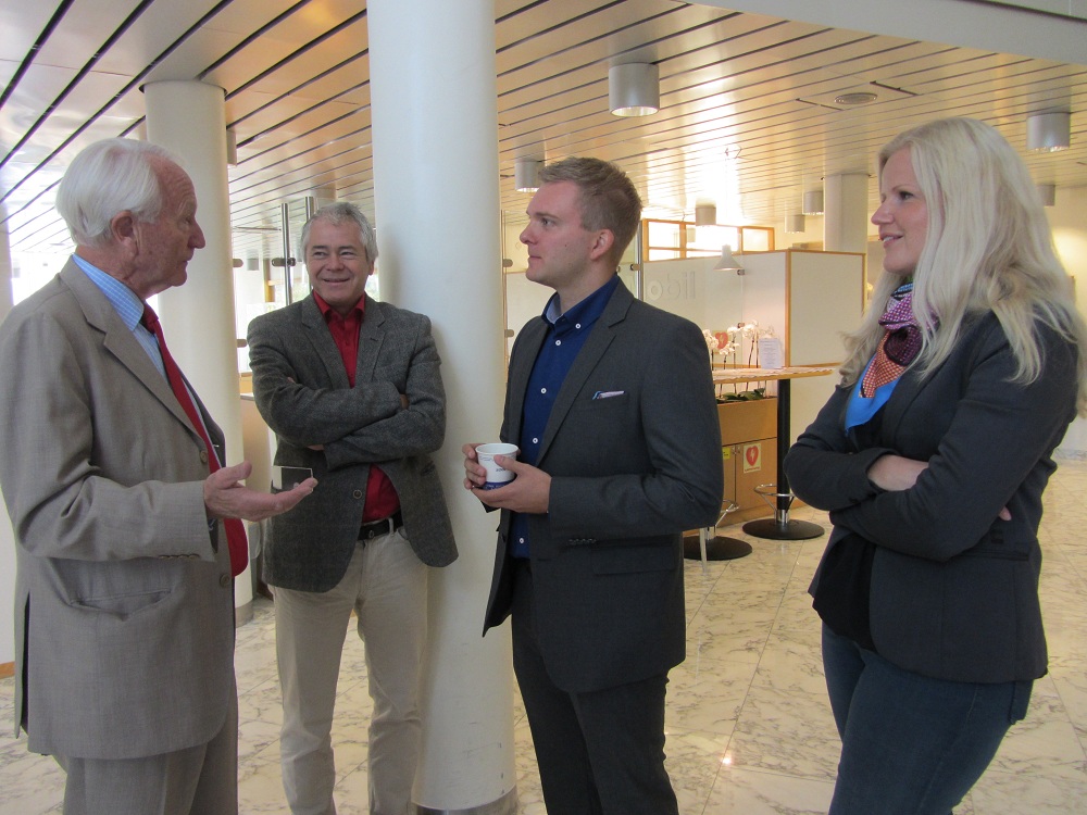 Arve Johnsen, Terje Haram (Lokalhistorisk Arkiv Bergen), Eivind Skarung og Janet Birkedal Martin (Norsk olje- og gassarkiv).  Foto Ine Fintland.