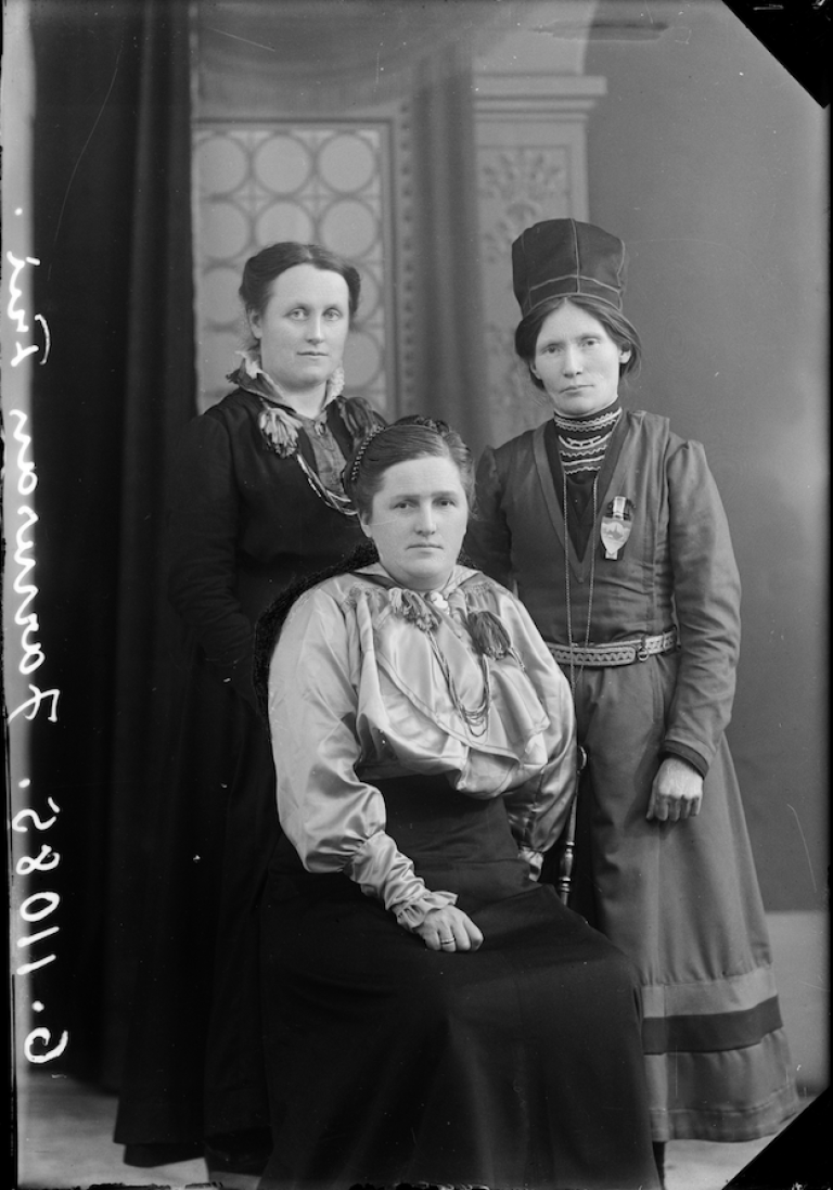 Foto: Ellen Lie, Elsa Renberg og Anna Løfwander Jarwson. Fotografert under samelandsmøtet i februar 1917. Fotograf: Hilfling-Rasmussen, NTNU,UB