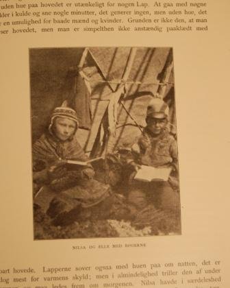 Nilsa-ja-Elle-girjjiiguin-girjjistis-Med-Lapperne-i-Hoejfjeldet-1913.