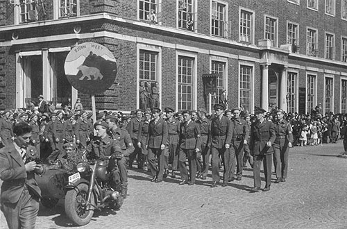 Fra 17. mai i Bergen 1945. Motstandssoldater under Bjørn West. Kilde: Statsarkivet i Bergen