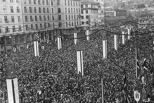 Torgalmenningen i Bergen i forbindelse med frigjøringen i 1945. Kilde: Statsarkivet i Bergen