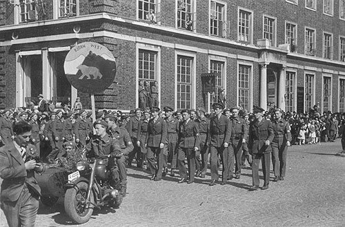 Fra 17. mai i Bergen 1945. Motstandssoldater under Bjørn West. Kilde: Statsarkivet i Bergen