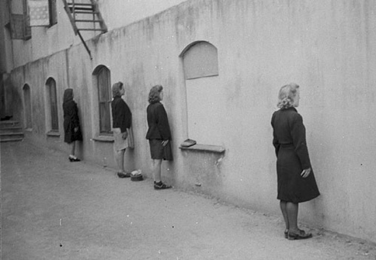 Arresterte kvinner i Bergen etter frigjøringen i 1945. Foto: Statsarkivet i Bergen