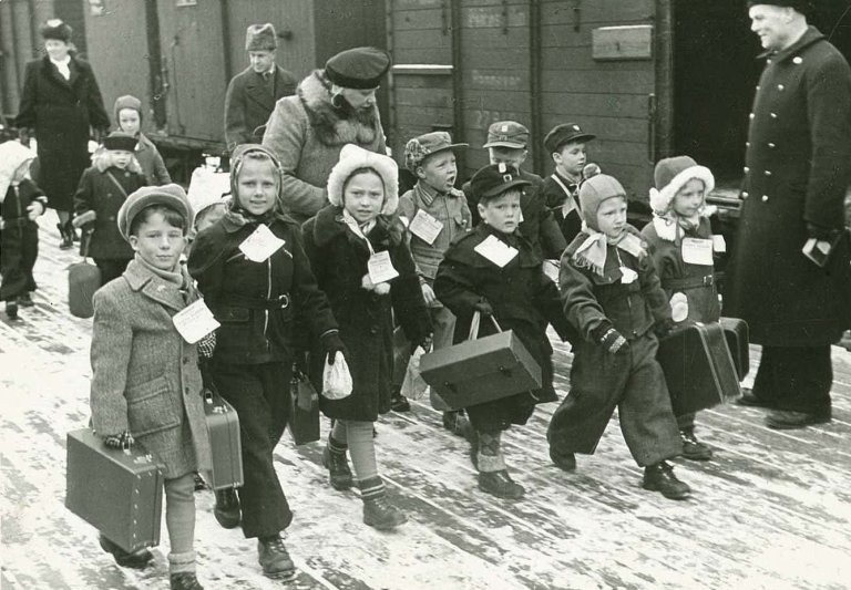 Ein del norske barn blei sende til Sverige straks etter krigen for å få behandling for sjukdom eller betra ernæring. (Norske kvinners sanitetsforening RA/PA-0379/U/L001)