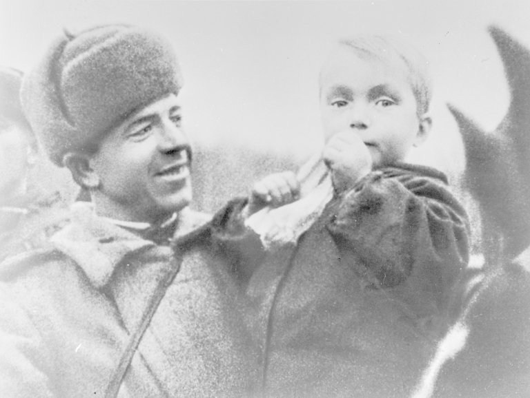 Frigjøringen av Finmark_Sovjetisk soldat holder norsk gutt_PA-1209_Uj-L0219a_0119