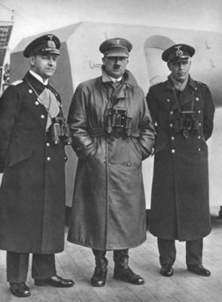 Hitler, Raeder, Hermann von Fischel ombord Deutschland på seilas i vestnorske fjorder. Copyright: John Asmussen.