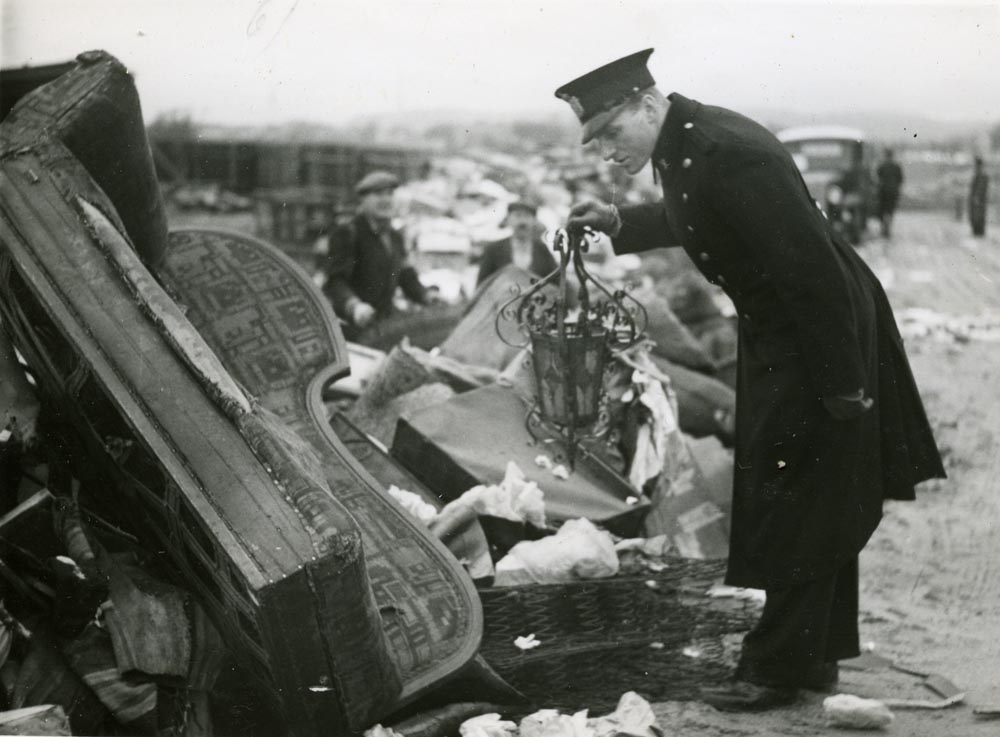Kristiansand. Loftsrydding ble iverksatt av det sivile luftvern i 1939. På oppsamlingsplass ved Hesteheia på Kongsgård ble loftskrammel sortet.