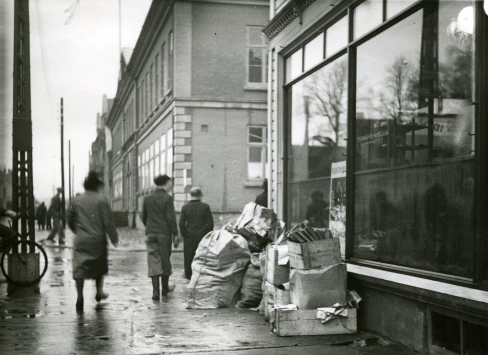 Gateparti hjørnet Gyldensløvesgate-Kirkegaten i Kristiansand. Loftrydding ble iverksatt av det sivile luftvern i 1939.