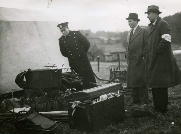 Kristiansand. Loftsrydding ble iverksatt av det sivile luftvern i 1939. På oppsamlingsplass ved Hesteheia på Kongsgård ble loftskrammel sortet.