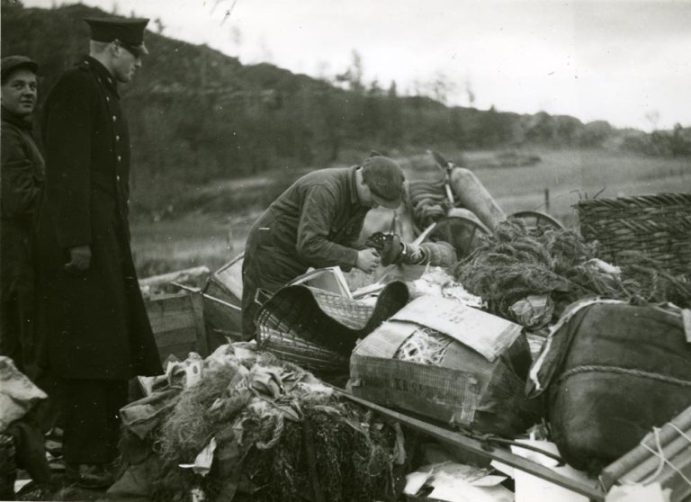 Kristiansand. Loftsrydding ble iverksatt av det sivile luftvern i 1939. På oppsamlingsplass ved Hesteheia på Kongsgård ble loftskrammel sortet.