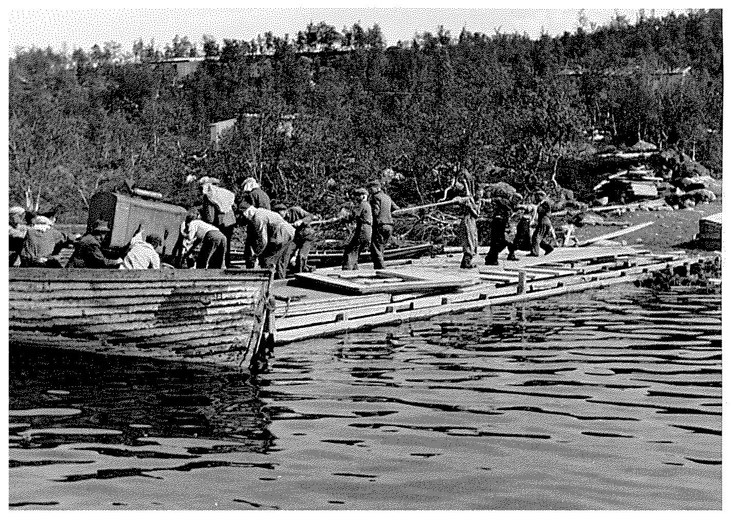 Dei norske eksilstyresmaktene publiserte i 1943 i London dette biletet som Norwegian Official Photo No. L.7645. Teksten bak på biletet lyder: ” ”På tysk tvangsarbeide. Dette bilde er tatt av norske fanger som er hentet ut fra konsentrasjonsleirene for å utføre veiarbeide for tyskerne i Nord-Norge. En ser folk og redskaper bli bragt med båt til arbeidsplassen. ” RA/PA 1209 NTBs krigsarkiv/ Ue/0098.