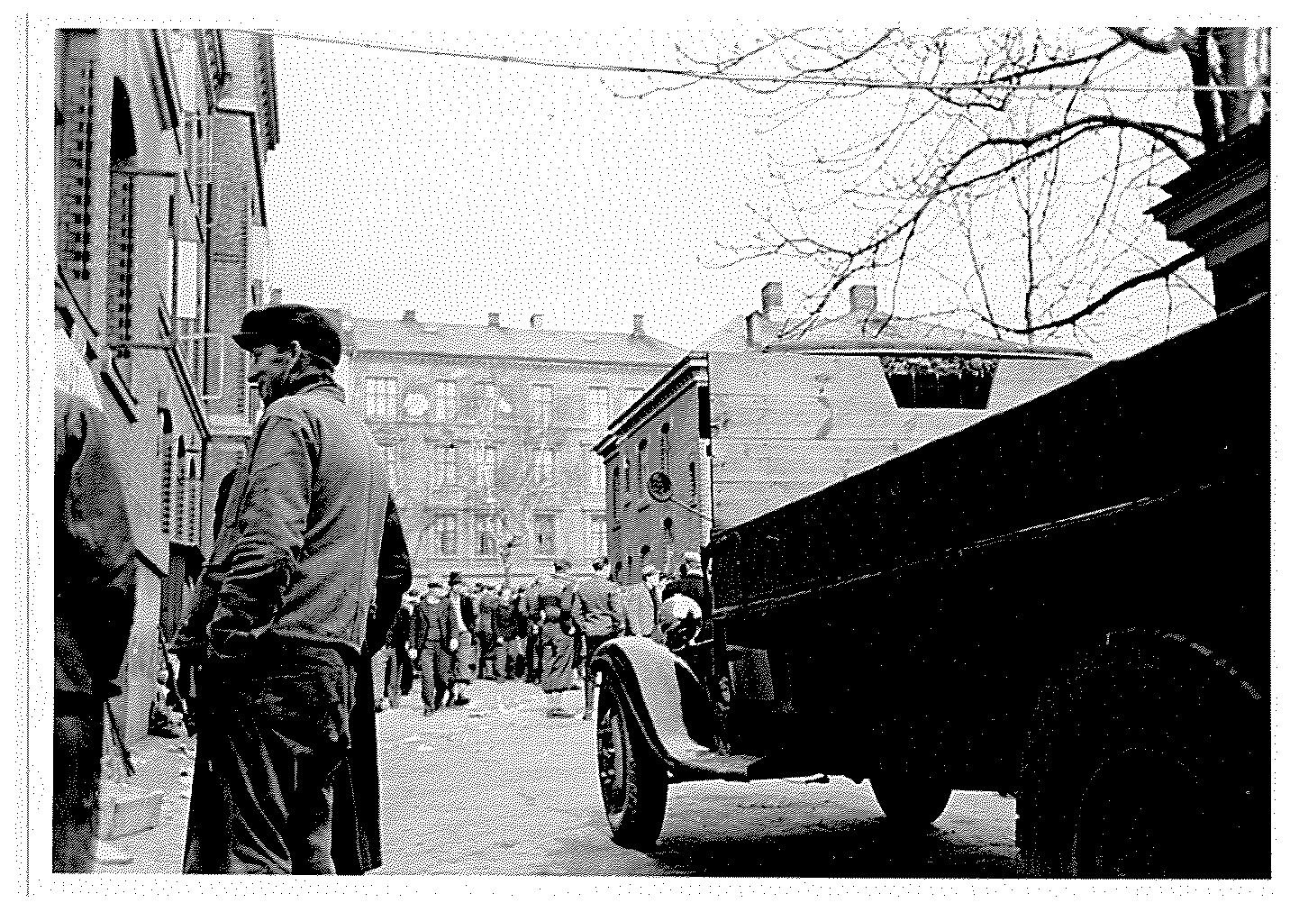 Også dette biletet er publisert av dei norske eksilstyresmaktene i London i 1943, som Norwegian Official Photo No. S.1247A. Teksten bak på biletet lyder: ”Tvangsutskrivningen av norsk arbeidskraft. Dette bilde er tatt inne på gårdsplasssen på Grünerløkken skole i Oslo som er samlingsstedet for tvangsutskrevne nordmenn. Nordmennene sees her sammen med krigsfanger som arbeider for organisasjonen Todt.” RA/PA 1209 NTBs krigsarkiv/Ue/0098.