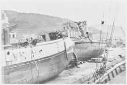FESTNINGSKAIEN: Den 20. april kl. 8.32 om morgenen skjedde en fryktelig eksplosjon på Bergens havn. En bensinlastet tankbåt ved kaien begynte å brenne. Om årsaken til brannen forlyder det at en tyskbemannet lokalbåt som førte miner kolliderte med tankbåten da den la til kai. Ilden bredte seg til en ammunisjonslastet Wilhelmsen-båt, som straks etter eksploderte. Virkningen var forferdelig. En rekke båter på havnen, der iblant ruteskipet «Rogaland» sank, og mange mindre båter og skøyter ble slynget opp på kaien. Men den verste virkningen gjorde imidlertid lufttrykket. En rekke bygninger, som Bergenske Dampskipsselskaps bygning, Mowinckel og Frieles moderne lagerbygninger ble blåst i grus. Den øverste delen av Rosenkrantztårnet forsvant, og av Haakonshallen står bare gavlen igjen. Gatene i Bergen var fylt av sammenstyrtede husvegger, tremateriale og takdeler. Ifølge meldinger har man identifisert 130 lik, 500 mennesker befinner seg på sykehus, mens om lag 3.700 har fått vende hjem etter legebehandling.  UKJENT UTLÅN: NTBS KRIGSARKIV/ARKIVVERKET
