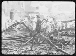 NS RYDDER OPP: Fra eksplosjonen i Bergen 20. april 1944. Nasjonal Samlings hjelpekorps rydder opp i ruinene. FOTO: UKJENT UTLÅN: NTBS KRIGSARKIV/ARKIVVERKET