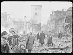 NORDNES I RUINER: Fra eksplosjonen i Bergen 20. april 1944. Befolkningen orienterer seg blant ruinene rundt Nykirken og i Strandgaten. FOTO: UKJENT UTLÅN: NTBS KRIGSARKIV/ARKIVVERKET
