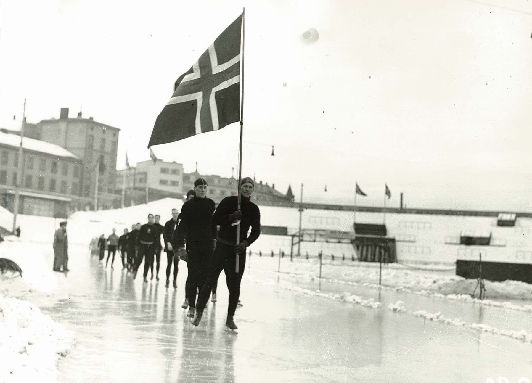 NS sine idrettsarrangement blei boikotta både av utøvarar og publikum. Frå opninga av skøytestemnet på Bislet 4.1.1942. Biletteksten fortel at dei elles så skøyteglade nordmennene var heilt borte frå tribunane. (RA/PA-1209 NTBs krigsarkiv/Ue/109/Idrettsstreiker I)