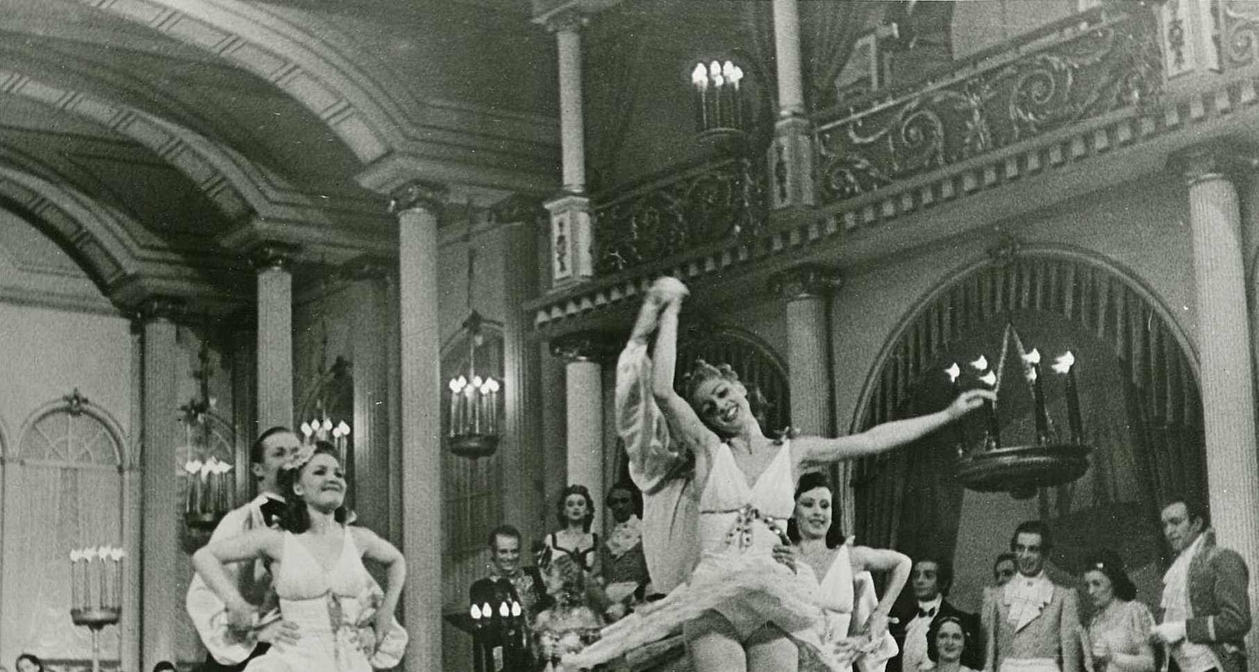 Frå ei tysk teaterframsyning i det rekvirerte Nationaltheatret. Eit ensemble frå ”Theater am Nollendorfplatz” i Berlin framfører Strauss-operetten ”Wienerblut”. Fleire kjende tyske skodespelarar og teaterleiarar gjesta Noreg etter invitasjon frå Nazi-styresmaktene. Bildarchiv Reichskommissariat, eske 28, mappe ”Theater unde Variete”
