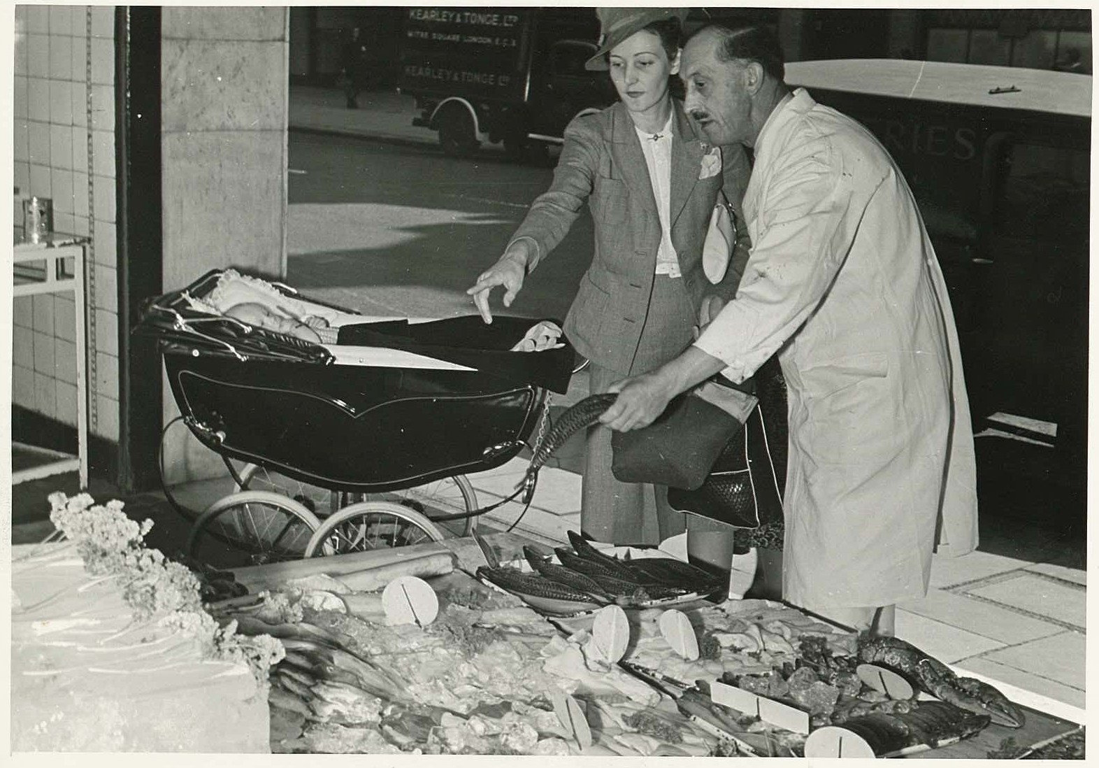 Norskfiska fisk på marknaden i Buckie. Norske styresmakter ville tydeleggjere kor viktig dei norske fiskarane sin innsats var for matforsyninga til den britiske befolkninga. PA-1209 NTBs krigsarkiv, Ub-58