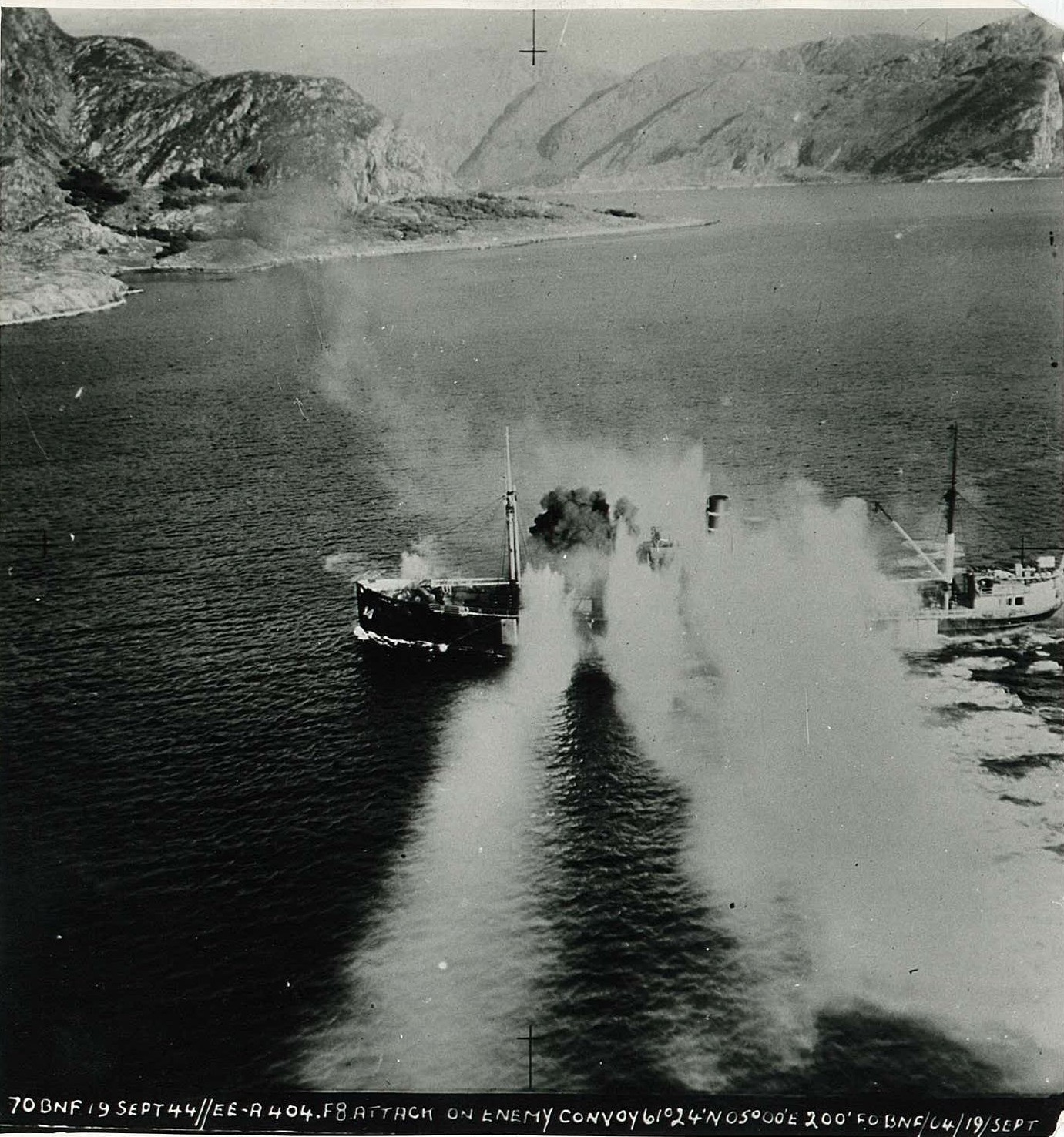 Allierte flyangrep i Noreg 19. september 1944. Bergensskipet Lynx i brann utanfor Askvoll. PA-1209 NTBs krigsarkiv Ue 84-1