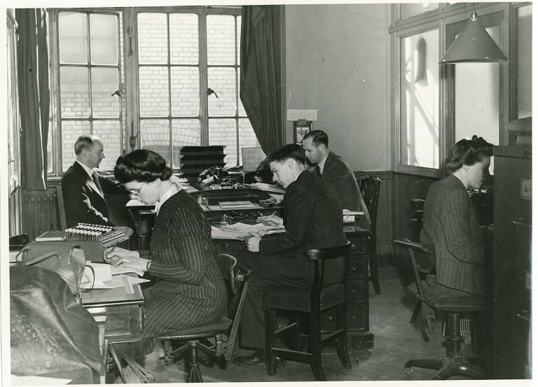 Nortraship London, Tanker Departement 20.03.1944. Kontorfellesskap, men trangt om plassen. Frå venstre: Rothon, Miss Pontin, Ekerholt, Hagelund, Mrs. M. Mills. PA-1209 NTB Ub-47