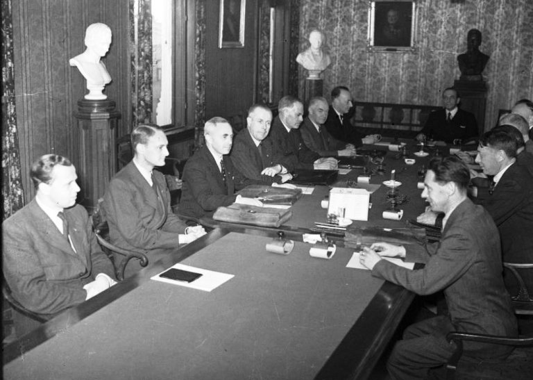 De kommissariske statsråders første møte. PA-1209/Ui/197/67