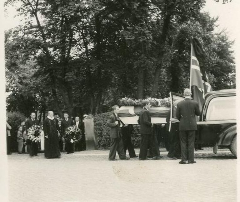 Norsk bisettelse i Skövde 1944. RA/S-2091/Ha/1/6