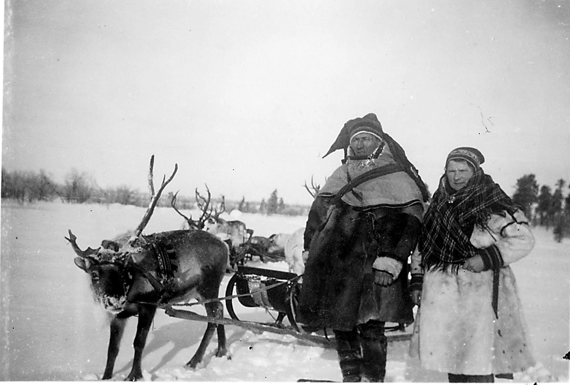 Original bildetekst: Handelsmannen Isak Hætta, og fruen Josefine som er Luthersk menighetssøster. Fotografiet kommer fra et album gitt til Riksarkivet av sykepleier Marie Lysnes. Våren 1945 deltok hun i opprettelsen av et feltsykehus i Finnmark. Lysnes dokumenterte oppholdet i Finnmark gjennom tekst og bilder. Almumet er en del av privatarkivet etter Marie Lysnes.