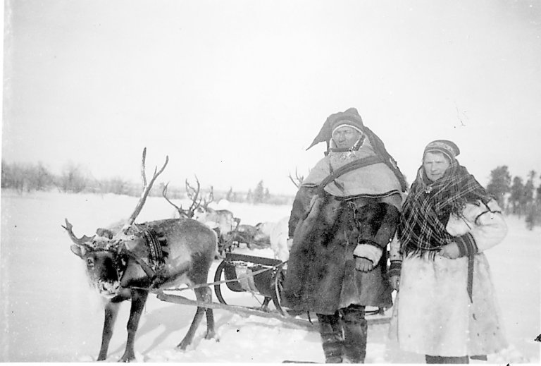 Original bildetekst: Handelsmannen Isak Hætta, og fruen Josefine som er Luthersk menighetssøster. Fotografiet kommer fra et album gitt til Riksarkivet av sykepleier Marie Lysnes. Våren 1945 deltok hun i opprettelsen av et feltsykehus i Finnmark. Lysnes dokumenterte oppholdet i Finnmark gjennom tekst og bilder. Almumet er en del av privatarkivet etter Marie Lysnes.