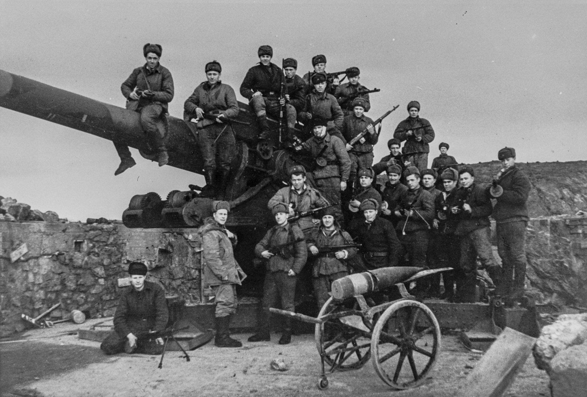 Nazi-batteri beslaglagt av sovjetiske styrker utenfor KirkenesRussisk kilde. PA-1209_Uj-L0219a_0125_2