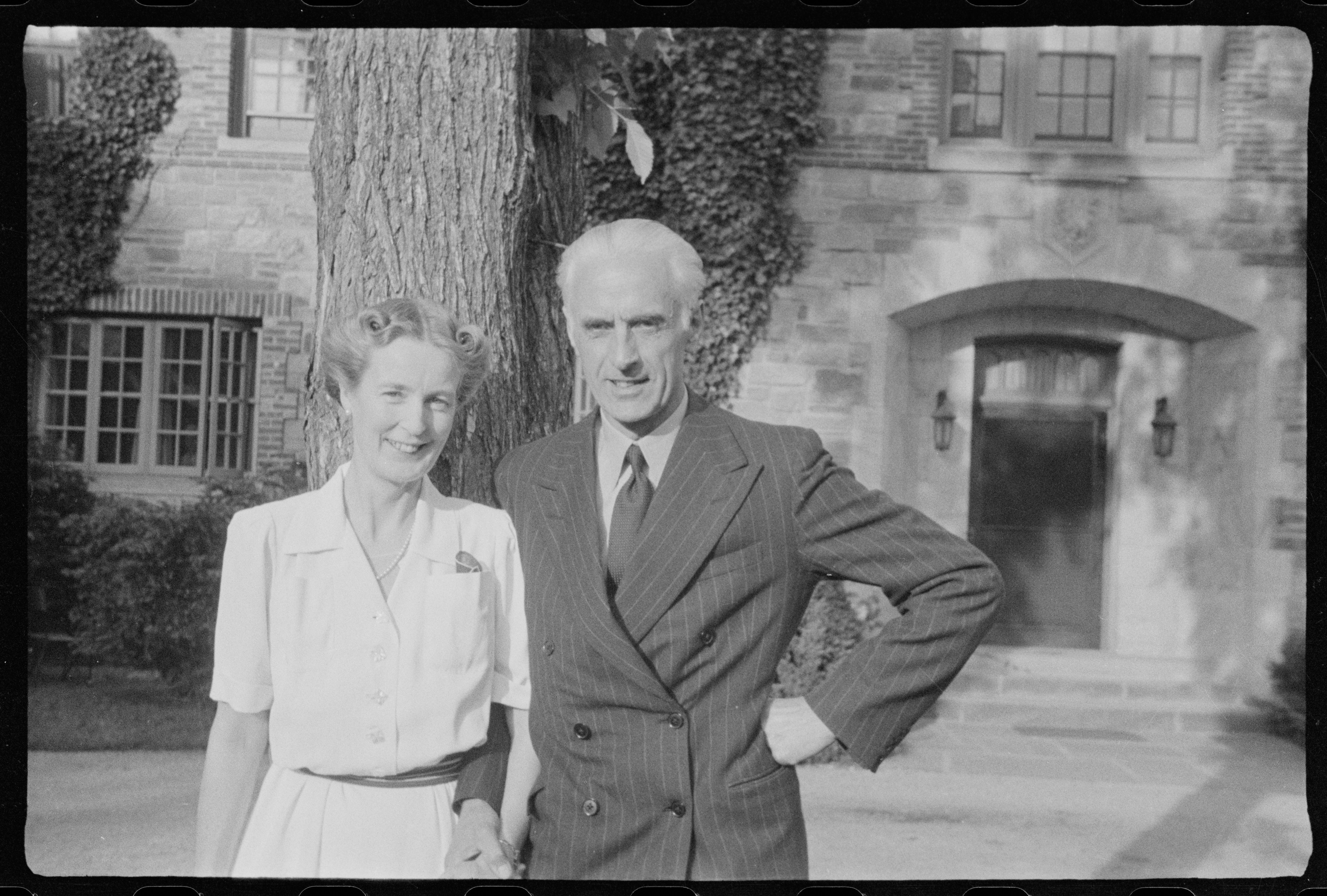 Ekteparet Nikolai Ramm Østgaard og Ragni Østgaard, avfotografert på Pooks Hill, USA, muligens i 1942.