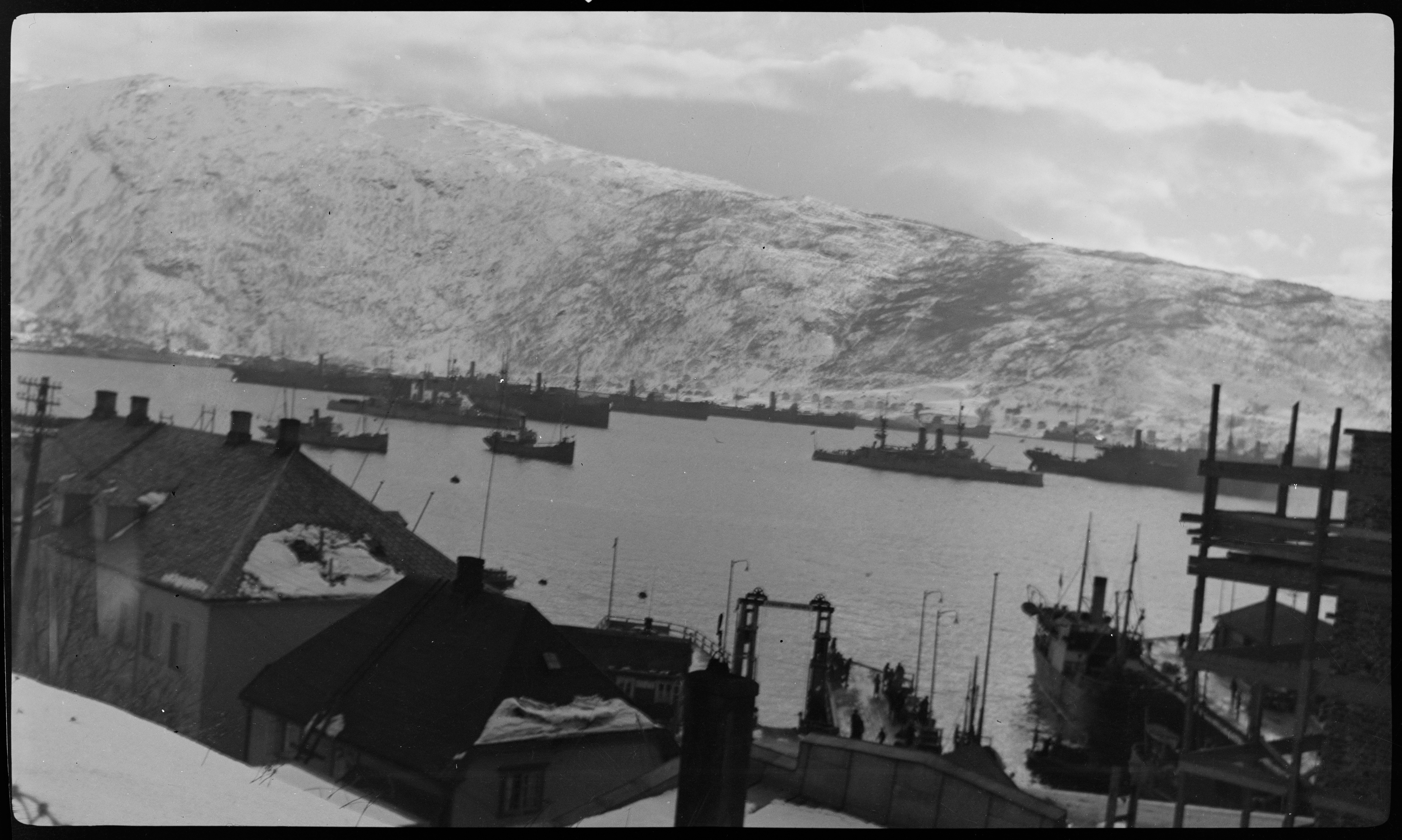 Ti tyske krigsskip av typen «jagere» inntok Narvik havn 9. april. De britiske destroyerne var nesten rett i hekken på dem, men det var altså tyskerne som kom først i «kappløpet om Norge». Foto: Arkivverket/Riksarkivet/NTBs krigsarkiv.