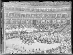 Fra feiringen av kong Haakons 70-årsdag i Albert Hall. I forgrunnen sees kongefamiliens medlemmer. Fotograf ukjent. 